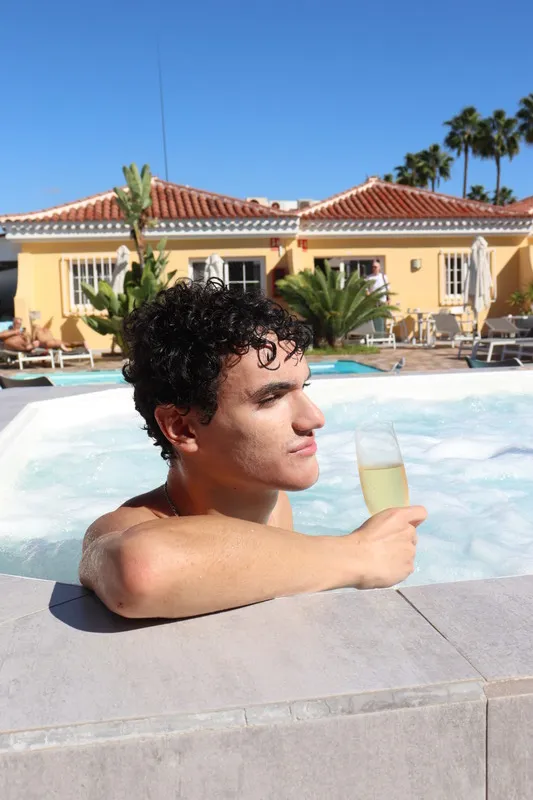 Pool und Bungalows im Club Torso, Gay Hotel und Resort nur für Männer in Maspalomas
